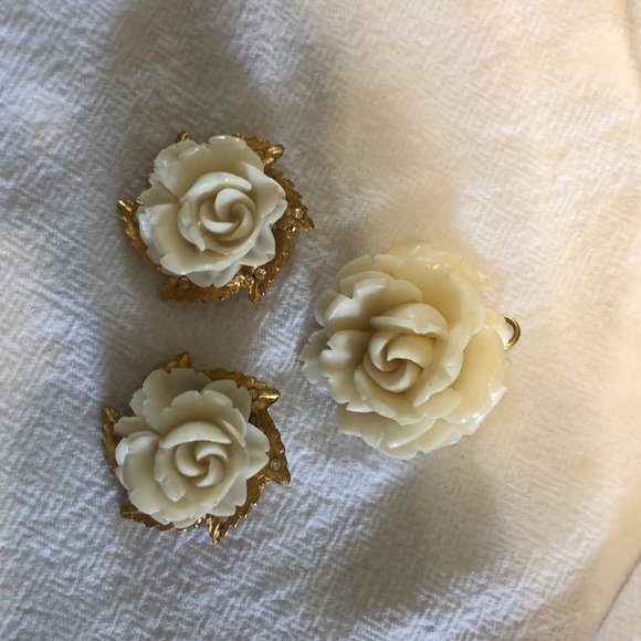 Jewelry - Vintage Pendant and clip on earrings